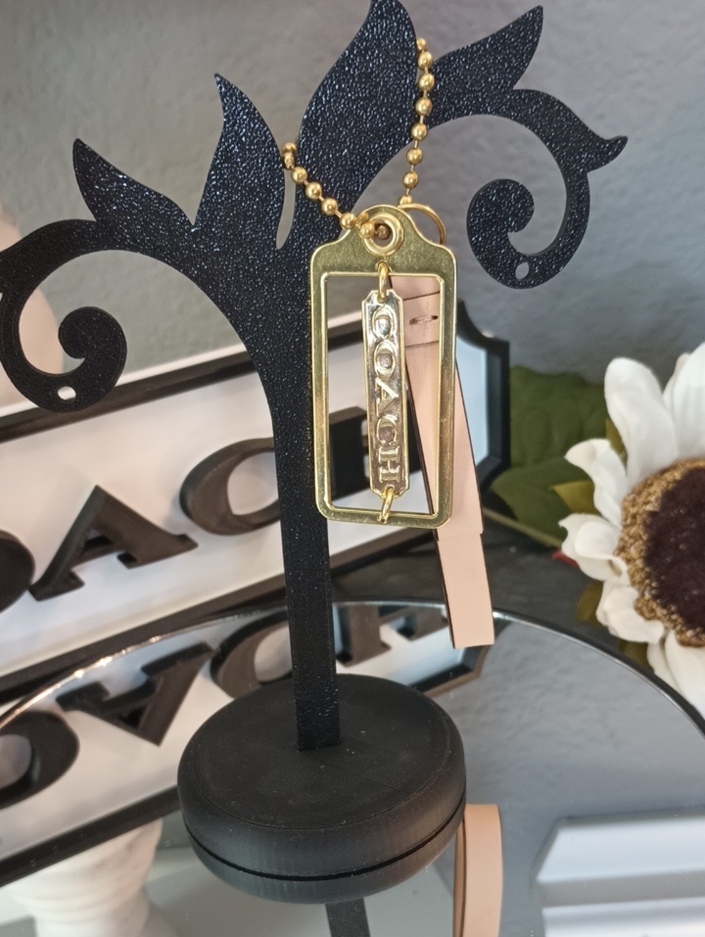 (0031) Coach Gold Metal Hang Tag and Leather Loop